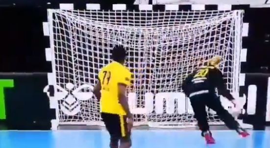 Nieprawdopodobny rzut! Zrobił to tak, jak Roberto Carlos w pamiętnym meczu z Francją [WIDEO]