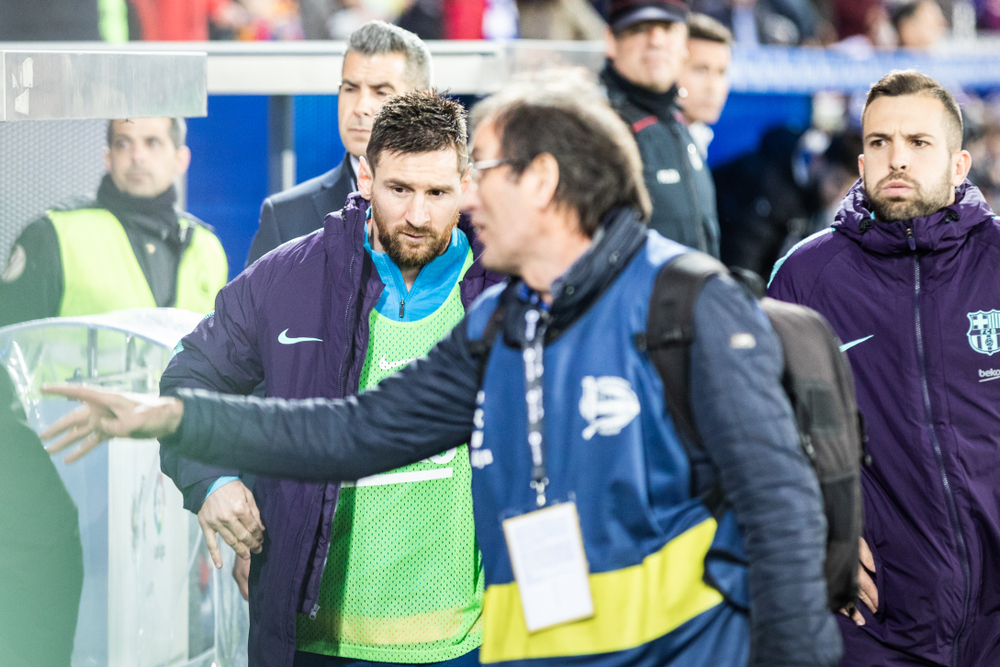 Nieprzyjemny incydent z udziałem Leo Messiego. Argentyńczyk trafił na lotnisku na grupę kibiców Barcelony