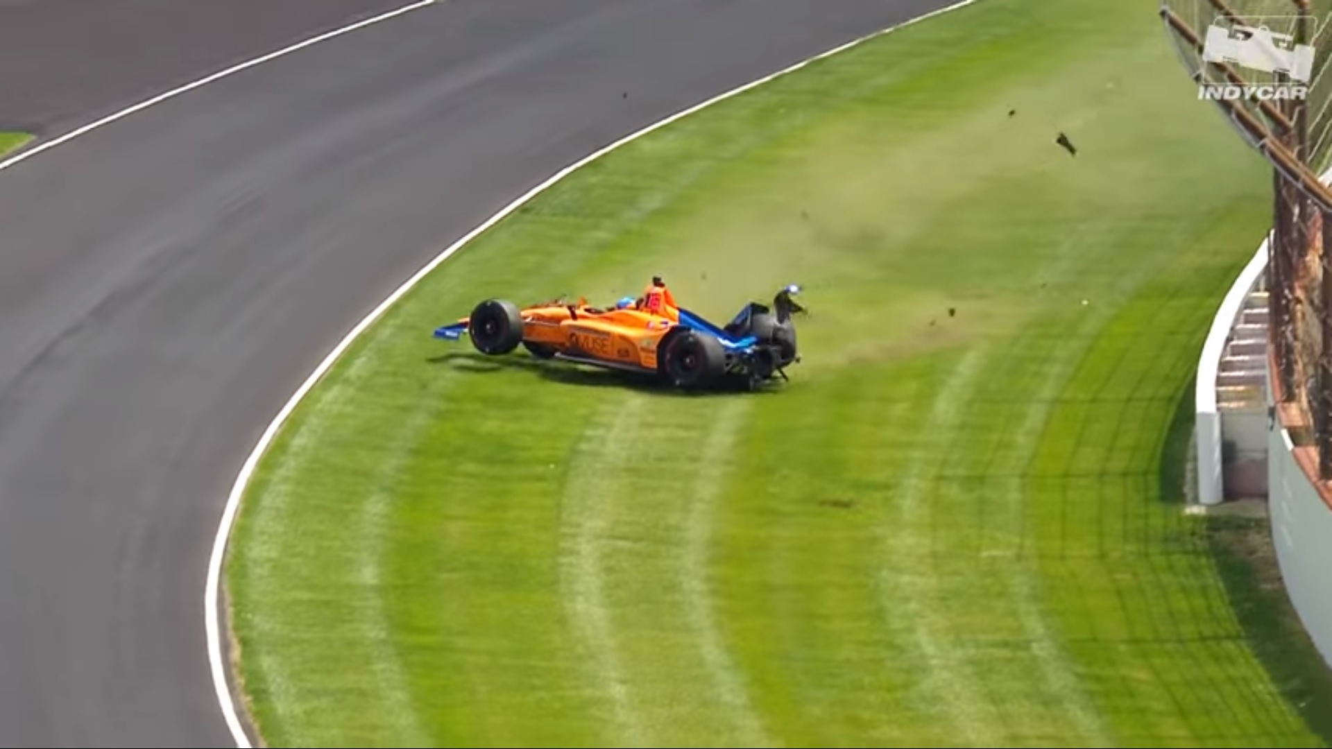 Fernando Alonso miał groźny wypadek przed Indianapolis 500. Hiszpan z dużą siłą odbił się od bandy [WIDEO]