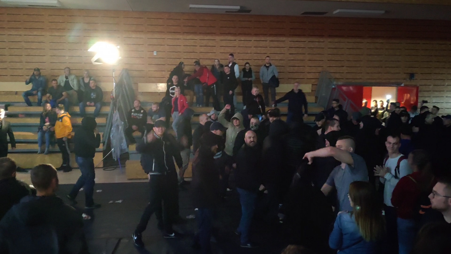 Bójka chuliganów Arki i Lechii przed galą KSW 49. Rzucali świńskimi racicami w zawodnika [WIDEO]