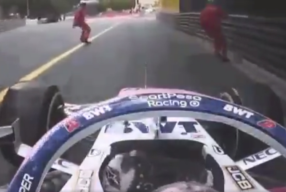 Szokujące nagranie z GP Monaco. Dwóch porządkowych otarło się o śmierć! [WIDEO]