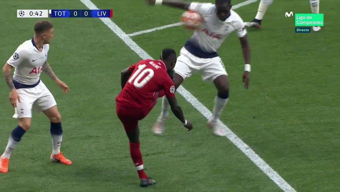 Byli sędziowie skomentowali podyktowanie rzutu karnego dla Liverpoolu. Są jednomyślni [WIDEO]