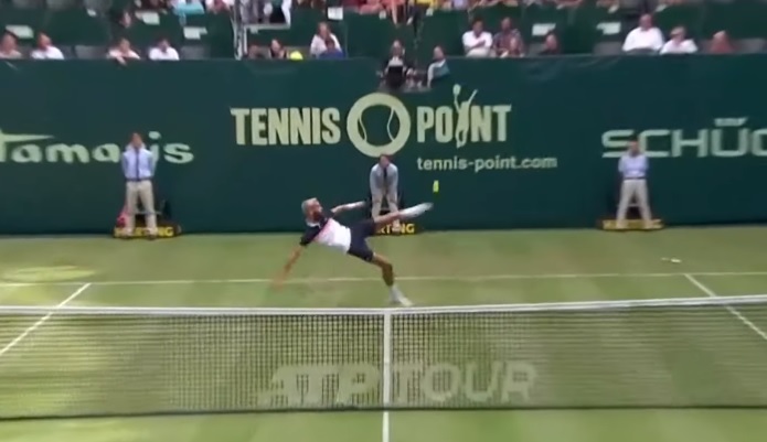 Kuriozalna sytuacja w meczu turnieju ATP 500 w Halle. Tenisiści pograli jak piłkarze [WIDEO]