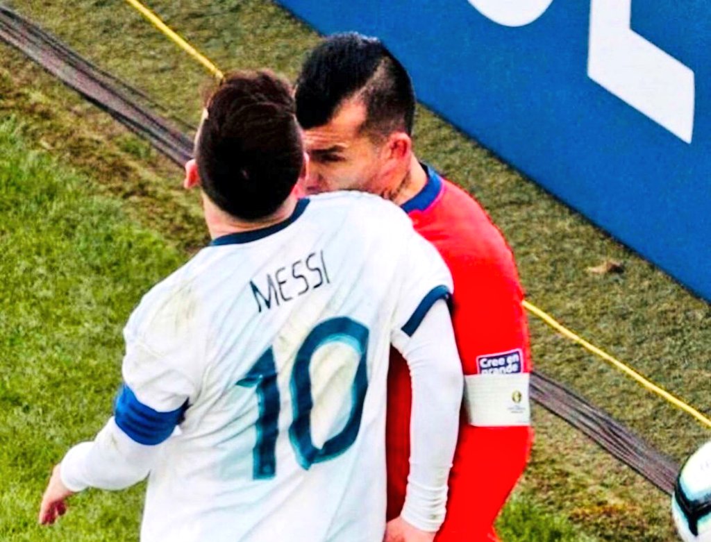 Gary Medel poparł Leo Messiego i zaatakował sędziego. "Fatalnie prowadził mecz. Zniszczył wszystko, co dobre"