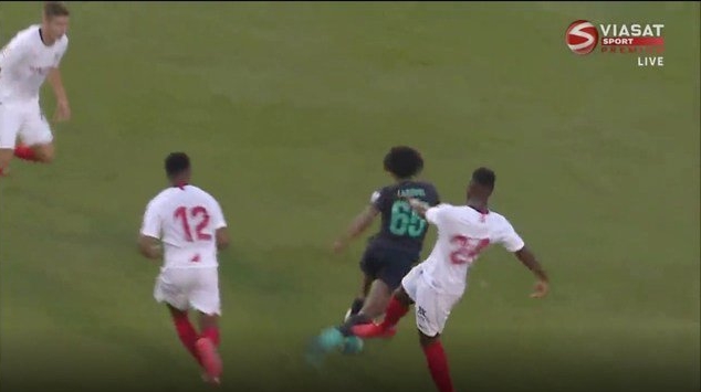 Liverpool przegrał w sparingu z Sevillą. Trzy bramki i skandaliczny faul [WIDEO]