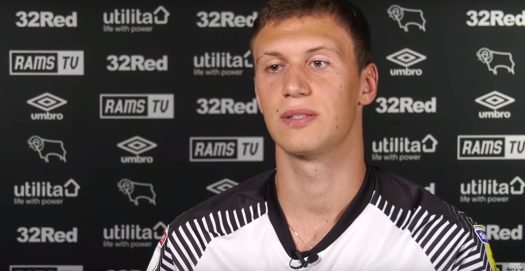 Krystian Bielik o włos od czerwonej kartki, “polskie” Derby szoruje po dnie Championship