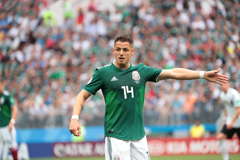 Chicharito naraził się meksykańskim fanom. Cisnął flagą swojego kraju na ziemię