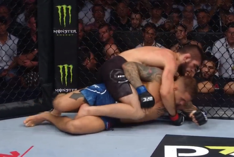 Khabib Nurmagomedow zamęczył kolejnego rywala. Efektowne duszenie [WIDEO]