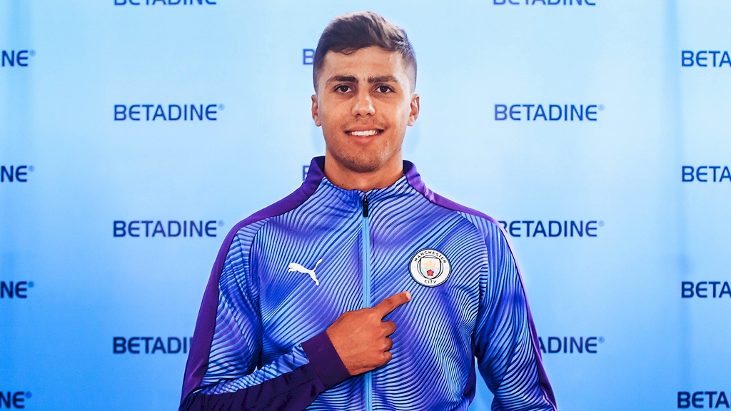 Ranking najdroższych klubów według CIES. Manchester City wydał na piłkarzy ponad miliard euro!