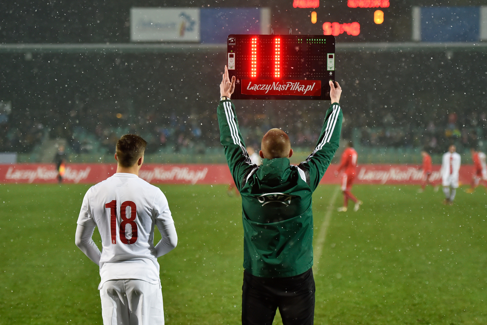 Rewolucja w przepisach piłkarskich coraz bliżej. FIFA wprowadzi tymczasowe zmiany?