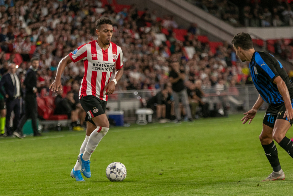 Liverpool i Barcelona rywalizują o napastnika. Młody talent kusi wielkie kluby