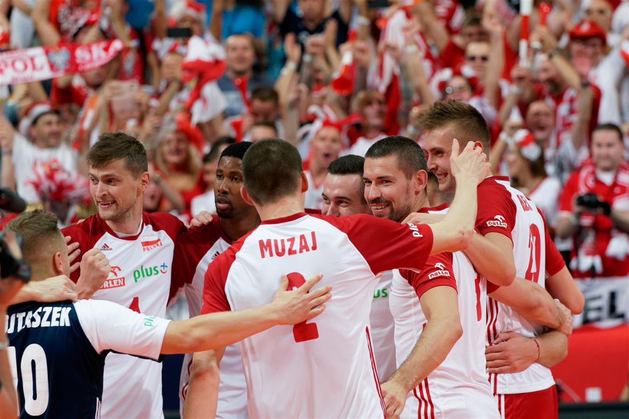 Polscy siatkarze uziemieni w drodze na półfinał ME. Biało-czerwoni utknęli na lotnisku, premier reaguje