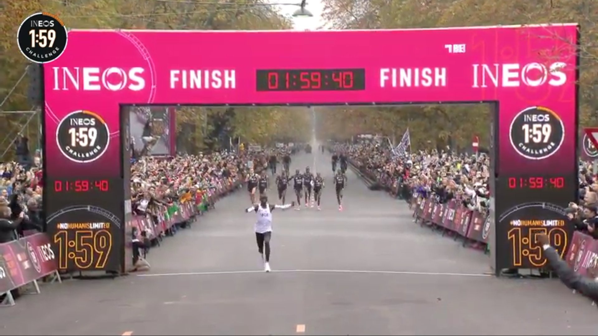 Eliud Kipchoge złamał barierę dwóch godzin w maratonie! "Jedno z największych sportowych wydarzeń XXI wieku"