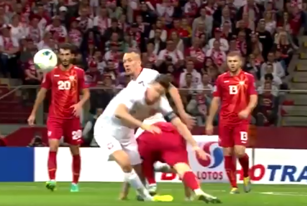 Ostry faul na Robercie Lewandowskim. To mogła być poważna kontuzja [WIDEO]