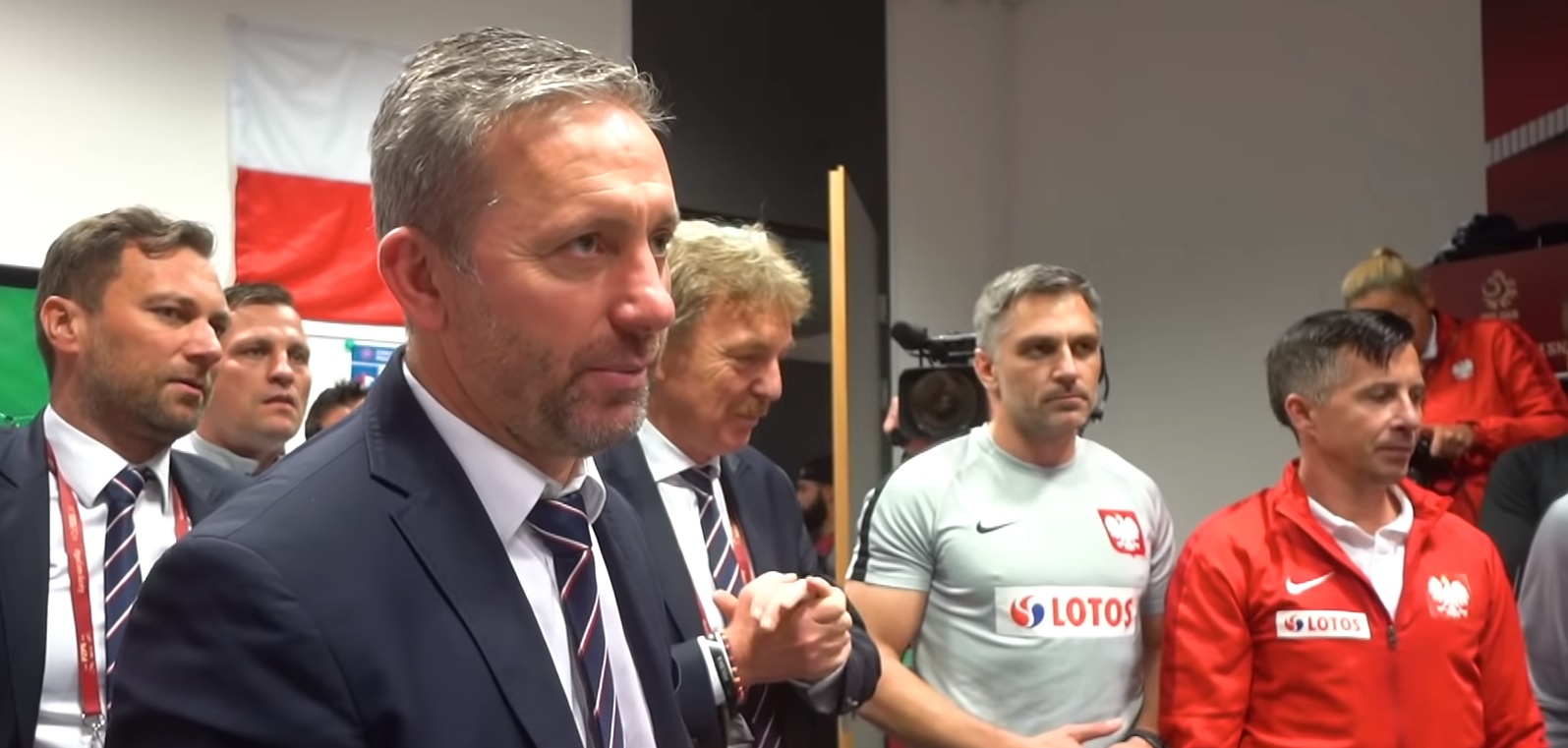 Tak polscy piłkarze świętowali awans na Euro 2020. Chóralne śpiewy i przemowa Brzęczka [WIDEO]