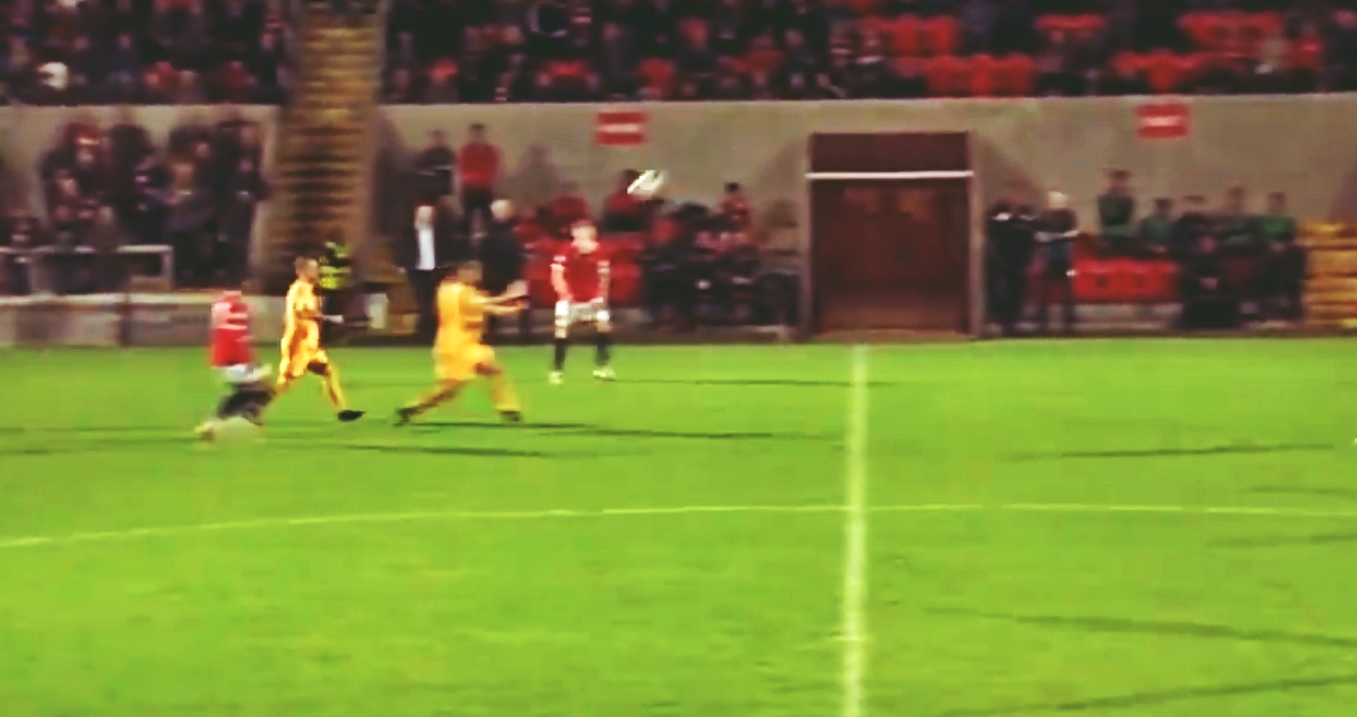 Co za gol polskiego obrońcy! Uderzył główką z własnej połowy [WIDEO]