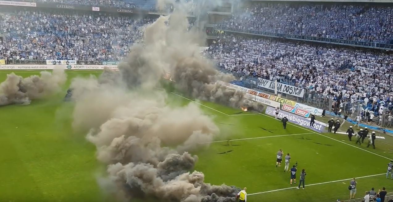 Zadymy, zdemolowany stadion i gol wroga numer jeden. Najbardziej pamiętne starcia Legii z Lechem ostatnich lat