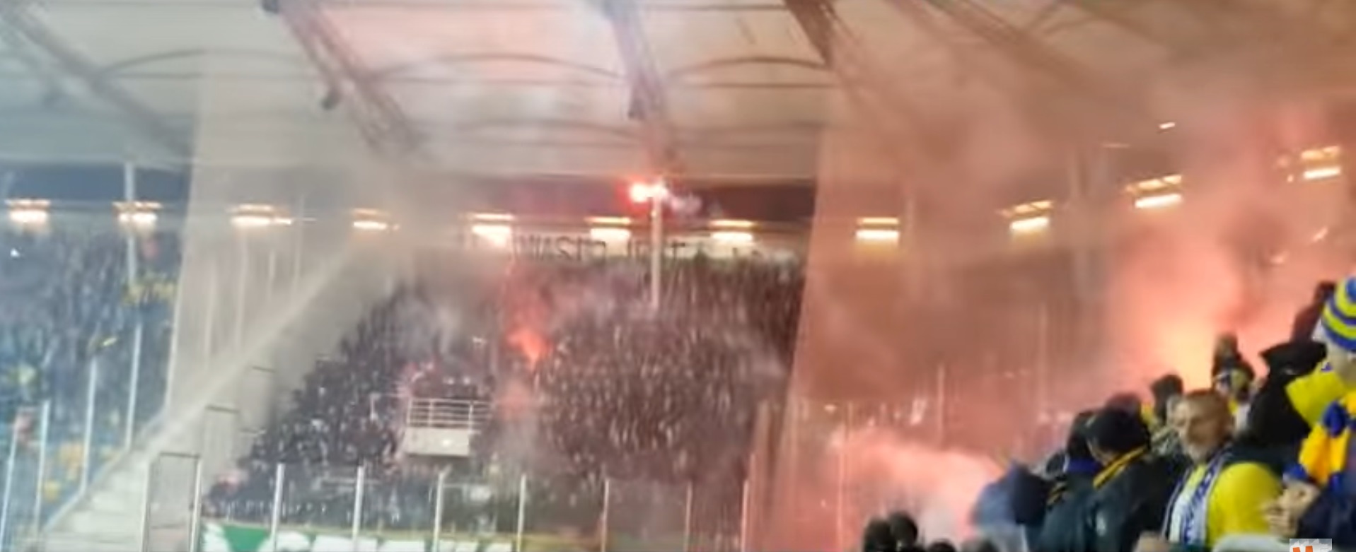 Strzały policji na stadionie, festiwal rac i zdobycie “Górki”. Derby Trójmiasta od strony kibicowskiej