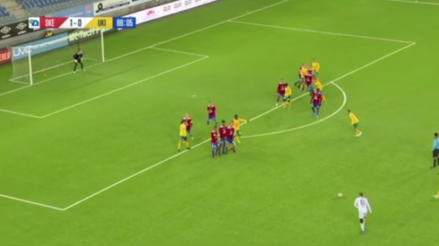 Kapitalny gol bramkarza z... rzutu wolnego! Odwrócił losy spotkania [WIDEO]