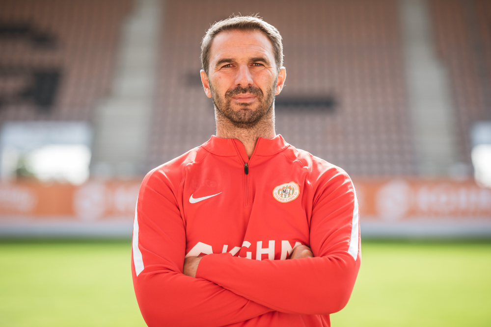 Trener Zagłębia Lubin chwali Lecha Poznań. "Są bardzo mocni w ofensywie"