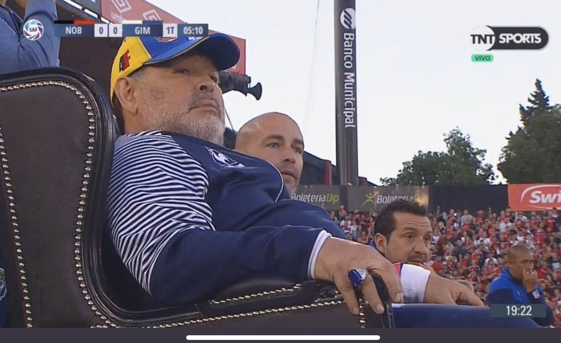 Diego Maradona zrezygnował z części pensji w Gimnasii La Plata