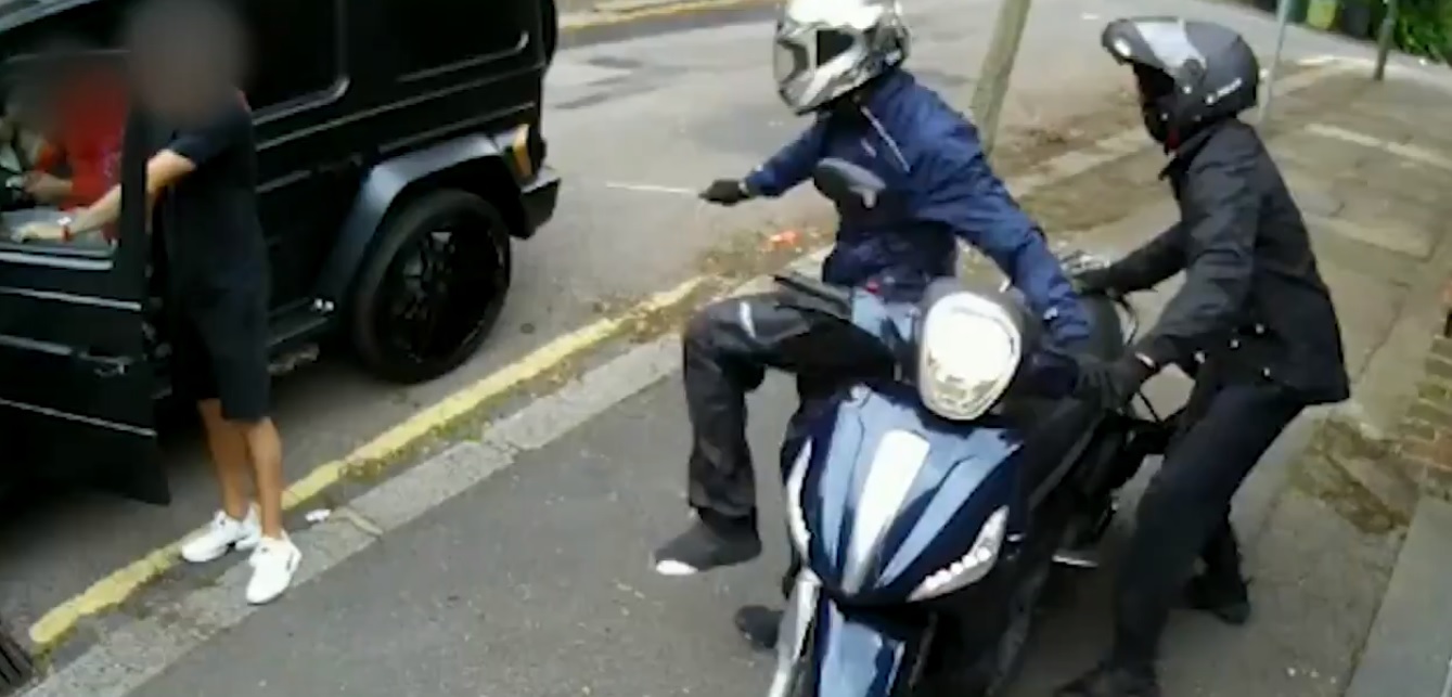 Nowe nagranie z napadu na piłkarzy Arsenalu. Odważna reakcja Kolasinaca [WIDEO]
