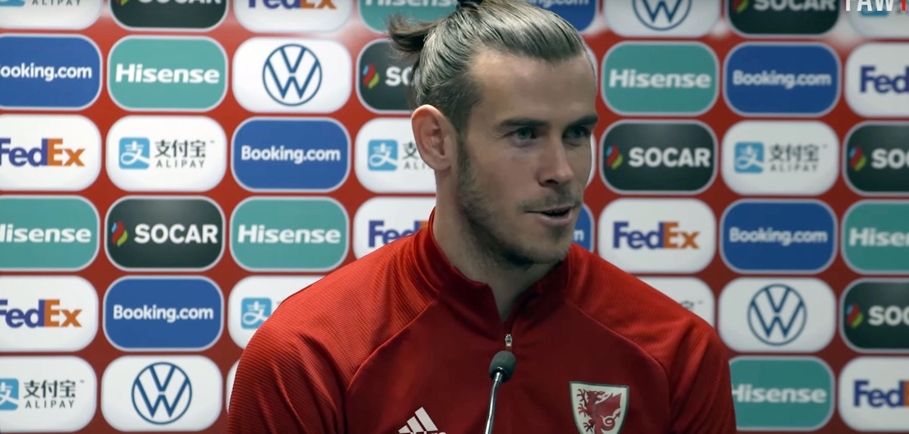 Gareth Bale zakpił z Realu Madryt podczas świętowania awansu na Euro. Kontrowersyjny napis na fladze [WIDEO]