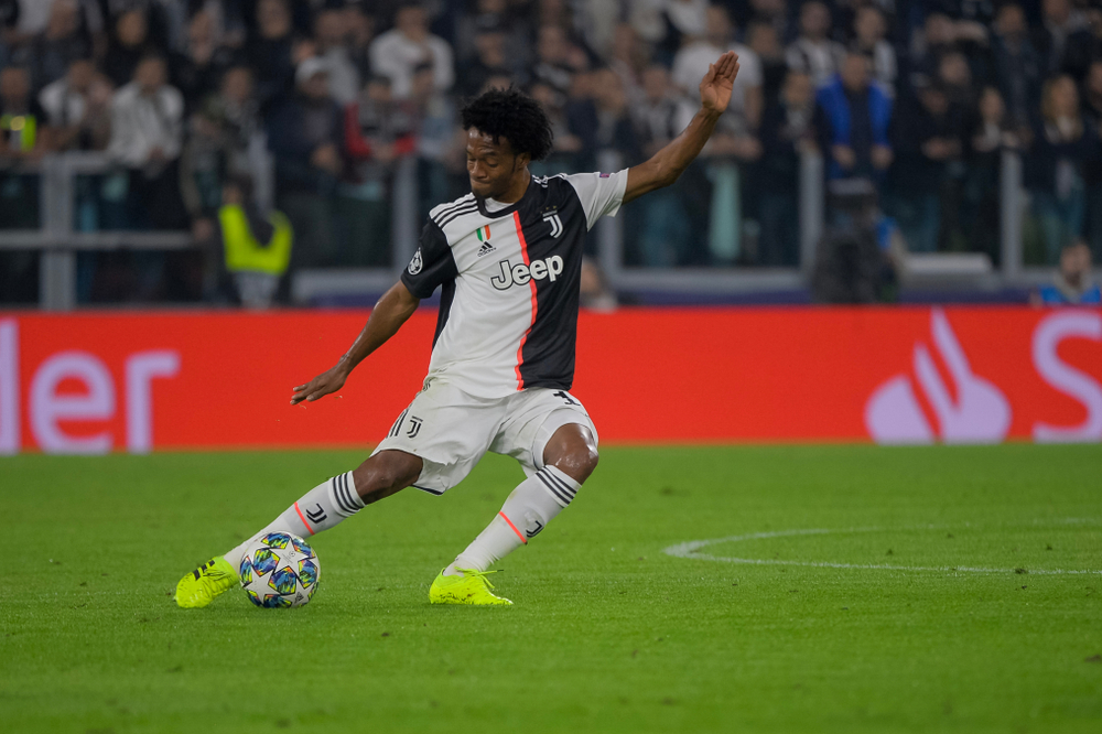 Problemy Juventusu przed hitem Serie A. Dwóch zawodników zakażonych koronawirusem