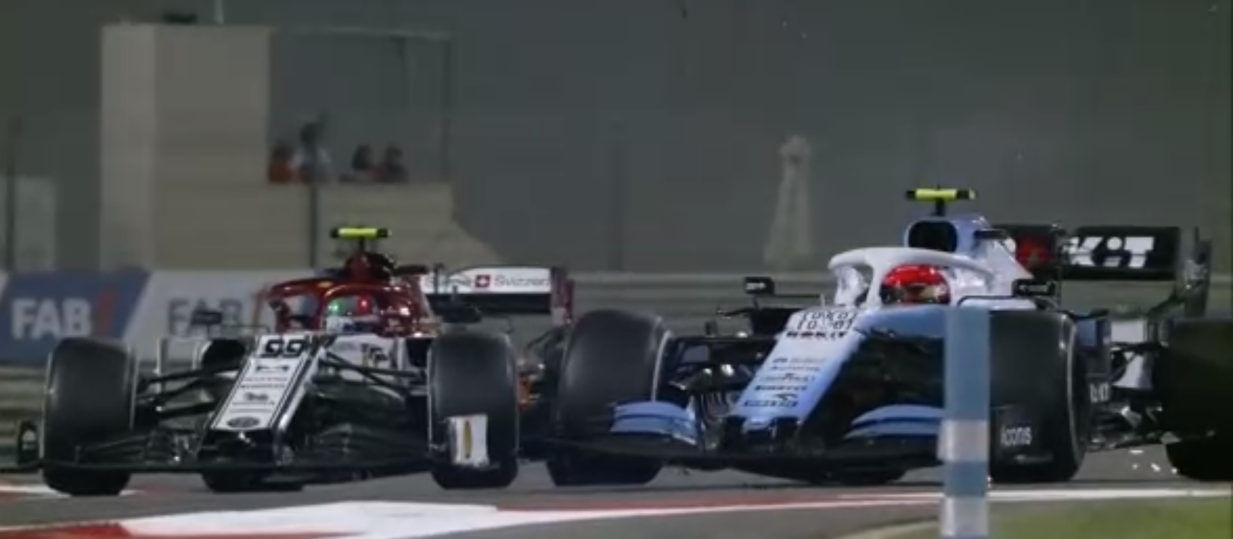 Lewis Hamilton wygrał Grand Prix Abu Zabi. Robert Kubica ostatni, wcześniej starł się z Giovinazzim [WIDEO]
