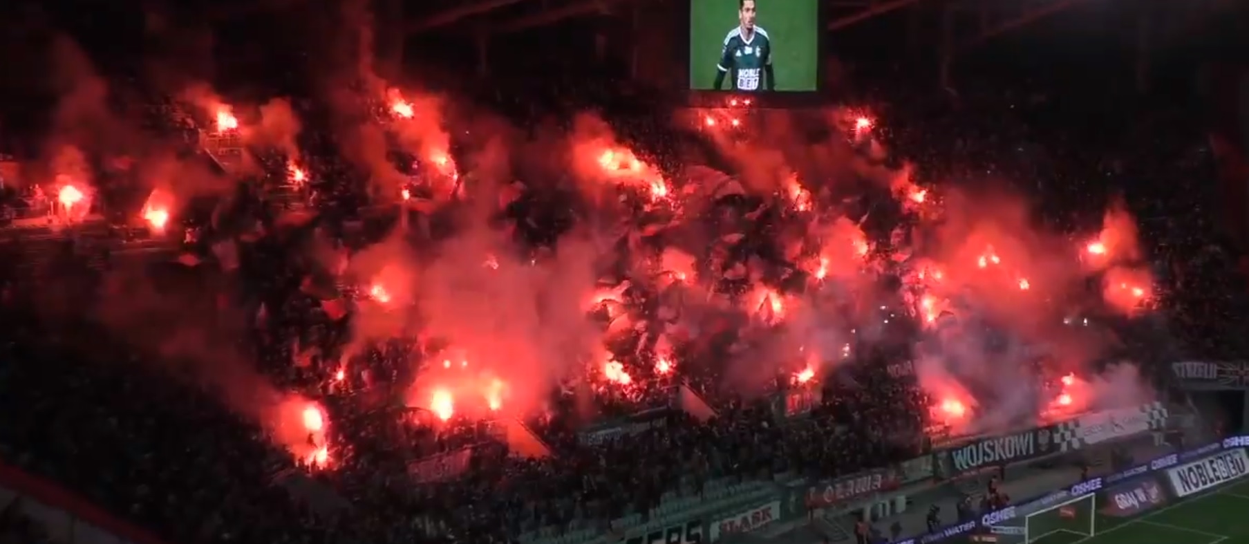 Przerwany mecz we Wrocławiu! Kibice urządzili sobie sylwestra na stadionie [WIDEO]	