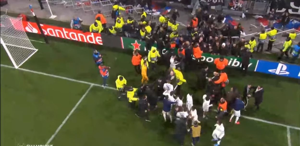 Radość przerwana skandalem. Bohater meczu w Lyonie starł się z kibicami [WIDEO]