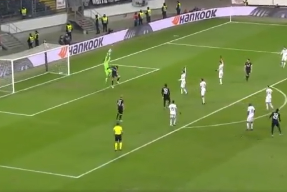 Kuriozalny gol w Lidze Europy. Niebywały błąd bramkarza Vitorii Guimaraes [WIDEO]