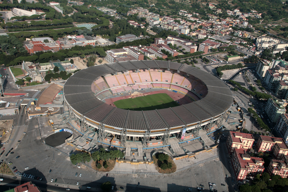 Mecz Napoli z Parmą opóźniony. Burza uszkodziła dach stadionu [AKTUALIZACJA]