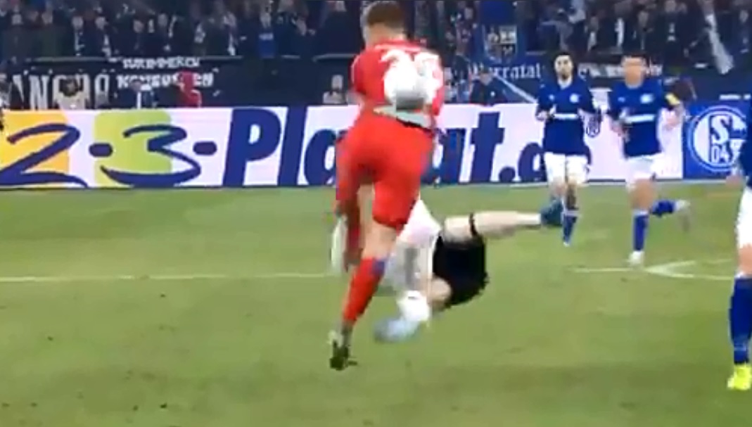 Bramkarz Schalke wyrzucony z boiska. Ciosem karate powalił przeciwnika przed polem karnym [WIDEO]