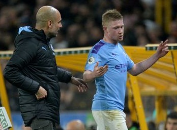Coraz bardziej nerwowa atmosfera w Manchesterze City. Wściekły De Bruyne, Guardiola się tłumaczył [WIDEO]