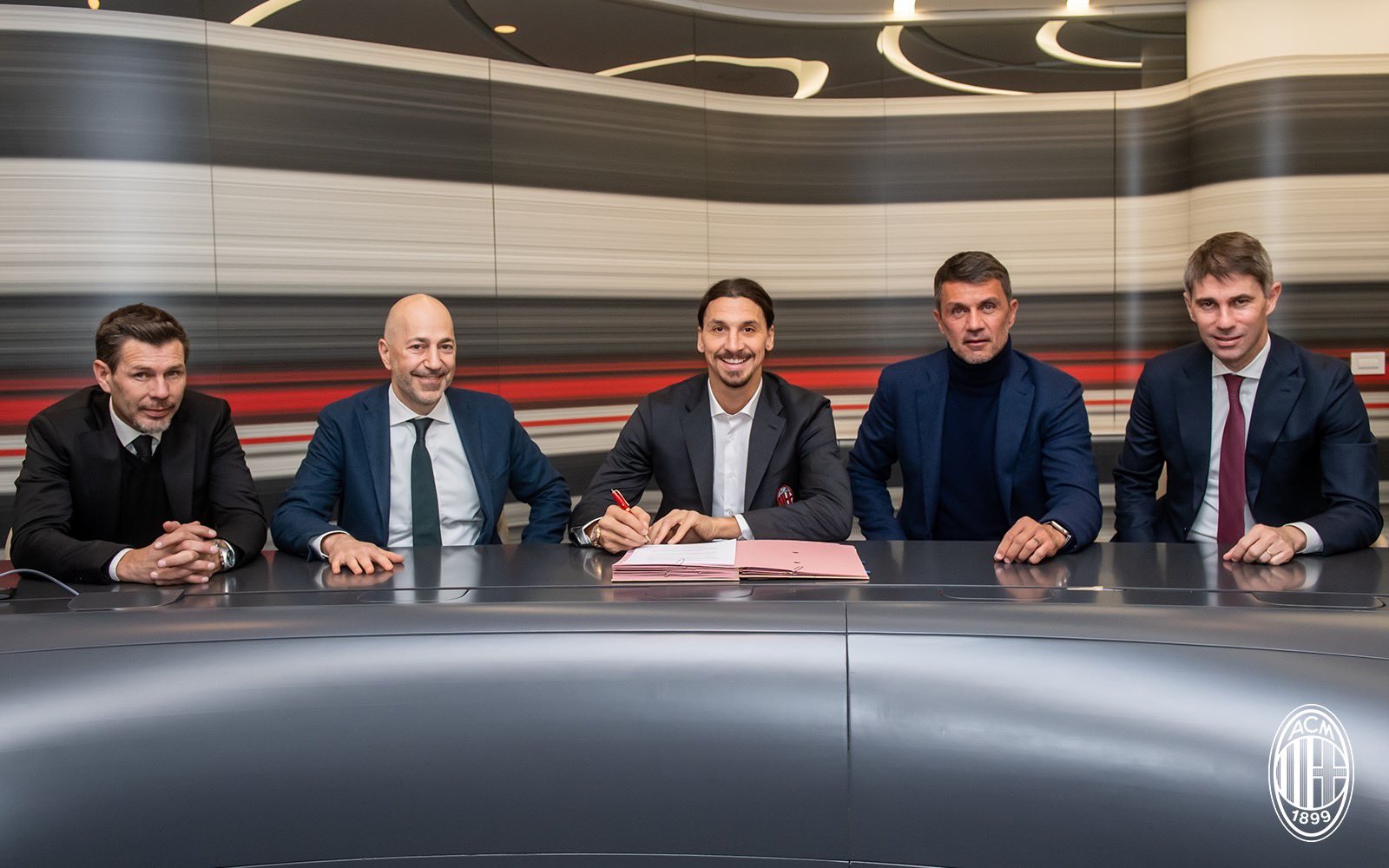 Zlatan Ibrahimović zaprezentowany w AC Milan. Piłkarz właśnie podpisał kontrakt