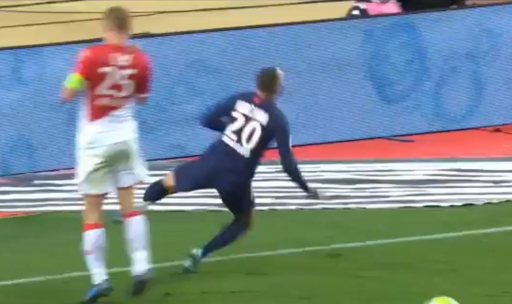 AS Monaco bez szans w starciu z PSG. Kamil Glik ukarany za wątpliwy faul w polu karnym [WIDEO]