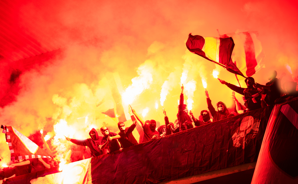 Choreografie, oprawy i narkobiznes. Magia stadionów w cieniu drugiego dna formacji kibicowskich