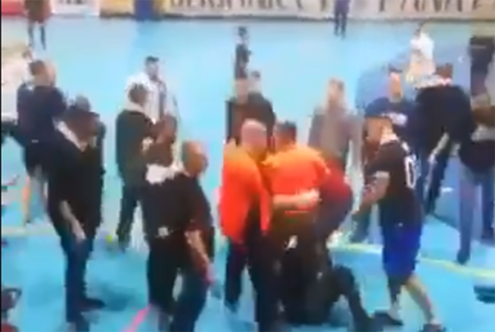 Kibole Legii i Zagłębia Sosnowiec przerwali turniej charytatywny. Chcieli ukraść flagi Lecha [WIDEO]