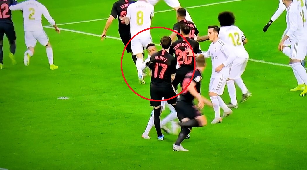 Echa kontrowersji z meczu Realu Madryt z Sevillą. "Sport" pisze o skandalu, eksperci podzieleni w ocenach