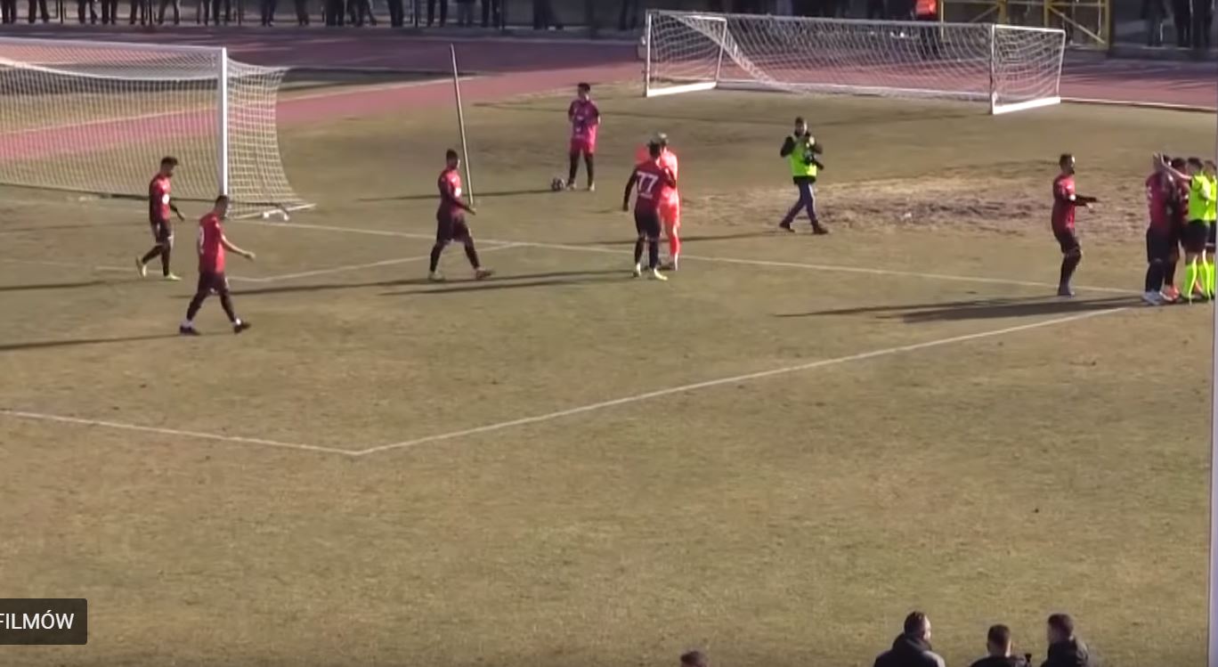 Kuriozalna sytuacja w Turcji. Bramkarz odbił dwa karne i wyleciał za to z boiska. Zastąpił go obrońca [WIDEO]