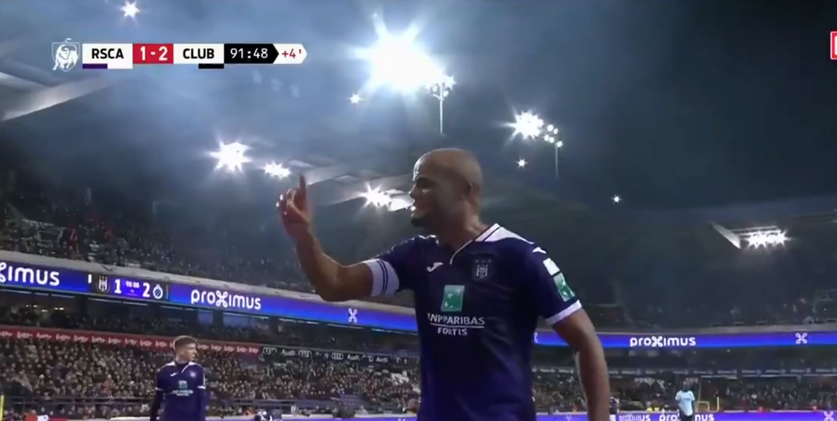 Vincent Kompany pokazał klasę. Powstrzymał fanów Anderlechtu przed rzucaniem petardami w rywala [WIDEO]
