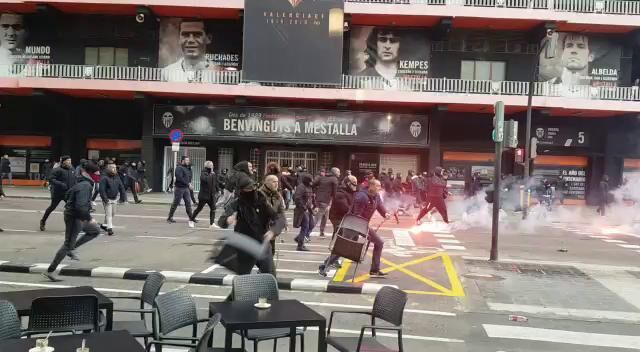 Bitwa pseudokibiców przed meczem Valencia - FC Barcelona. Interweniowała policja [WIDEO]
