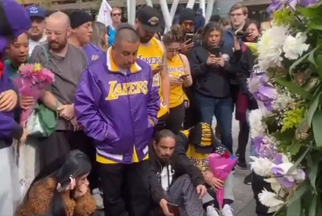 Świat w rozpaczy po śmierci Kobego Bryanta. Koszykarze i kibice oddają hołd legendzie NBA [WIDEO, ZDJĘCIA]