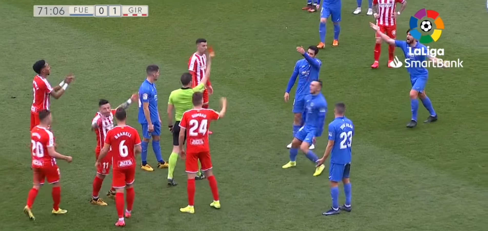 Kuriozalna sytuacja w Hiszpanii. Dwie czerwone kartki dla jednego zawodnika, VAR sporo namieszał [WIDEO]