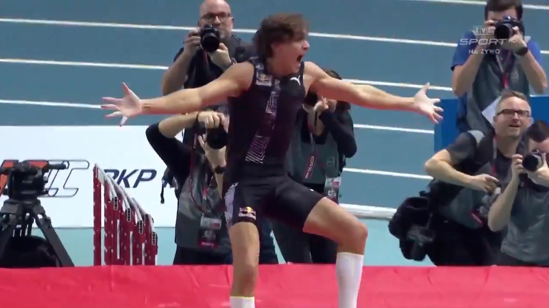 Armand Duplantis znów pobił rekord świata! Genialny Szwed błyszczy formą [WIDEO]