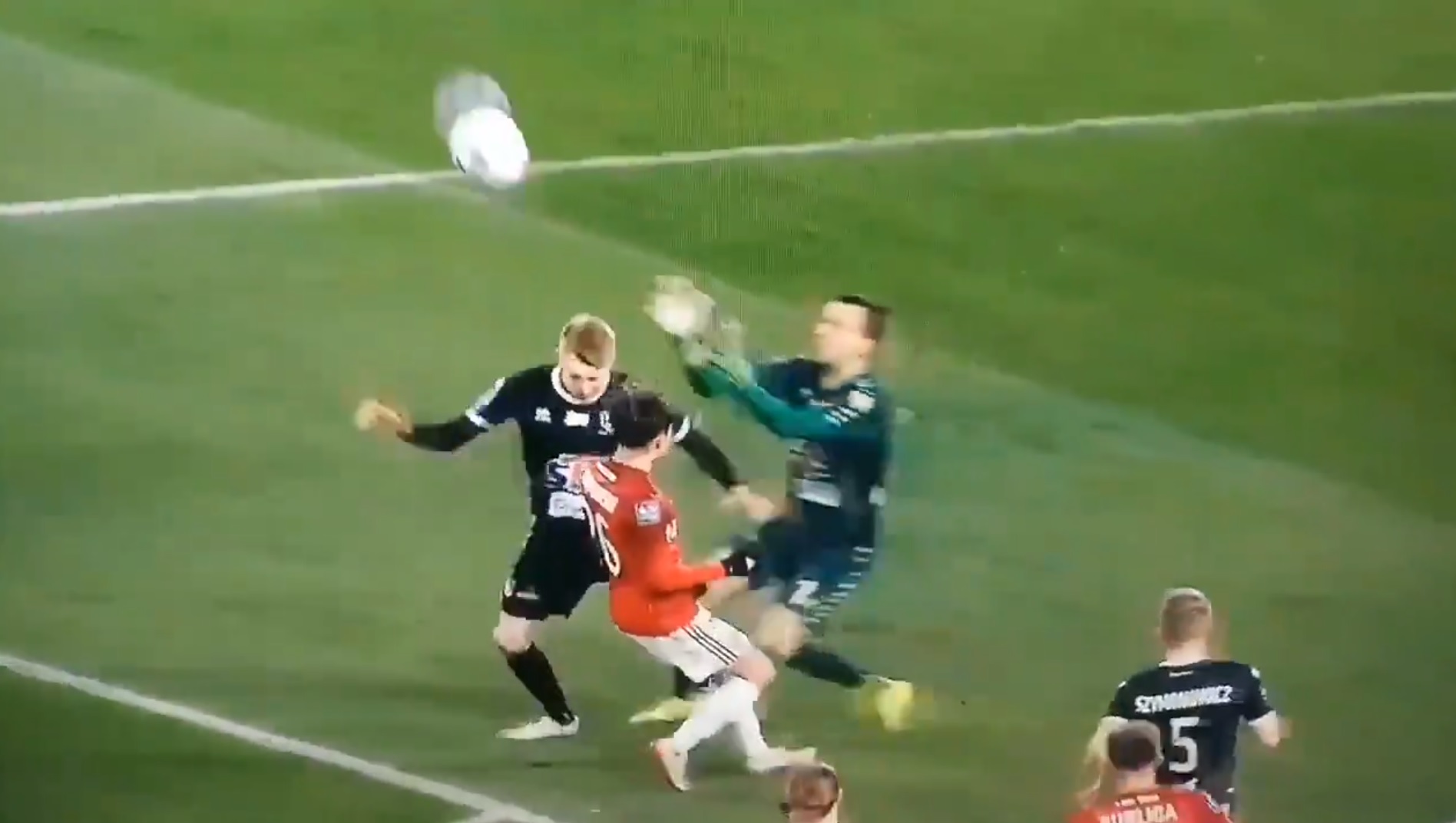 Wisła Kraków wygrywa trzeci mecz z rzędu. Wielki błąd bramkarza Jagiellonii [WIDEO]