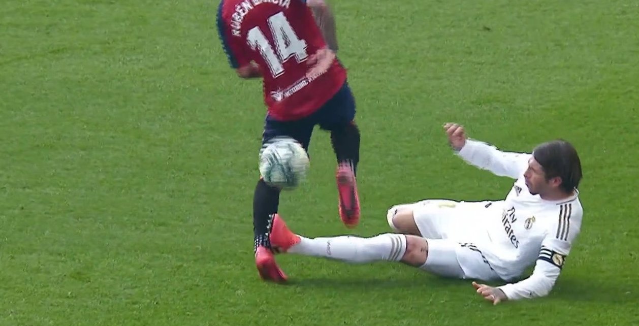 Sergio Ramos oszczędzony przez sędziego? Katastrofalne decyzje arbitra w meczu Realu Madryt [WIDEO]