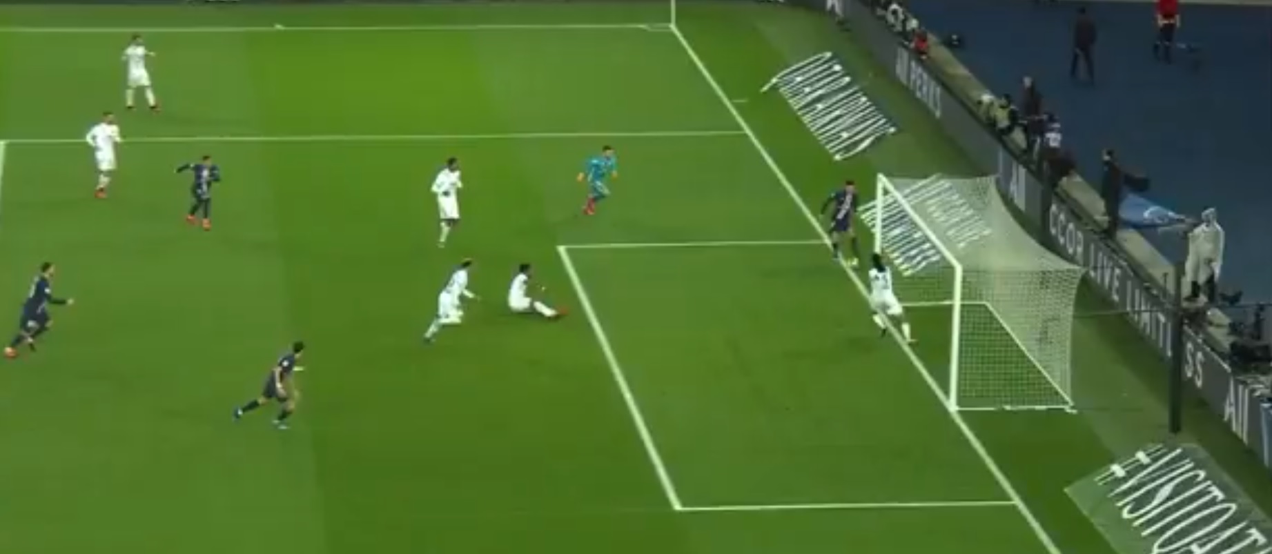 Wygrana PSG w starciu z Olympique Lyon. Absolutnie kuriozalny gol samobójczy [WIDEO]