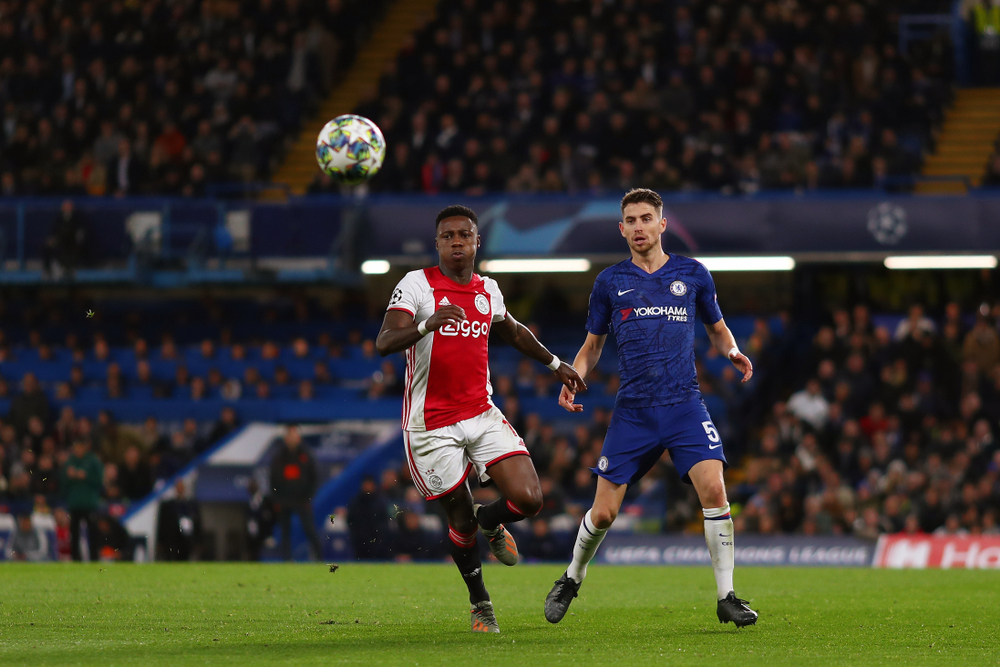 Liverpool i Chelsea rywalizują o piłkarza Ajaksu Amsterdam